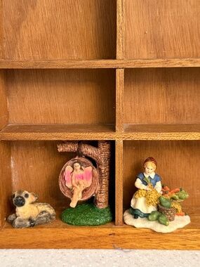 Trinket shelf sitter